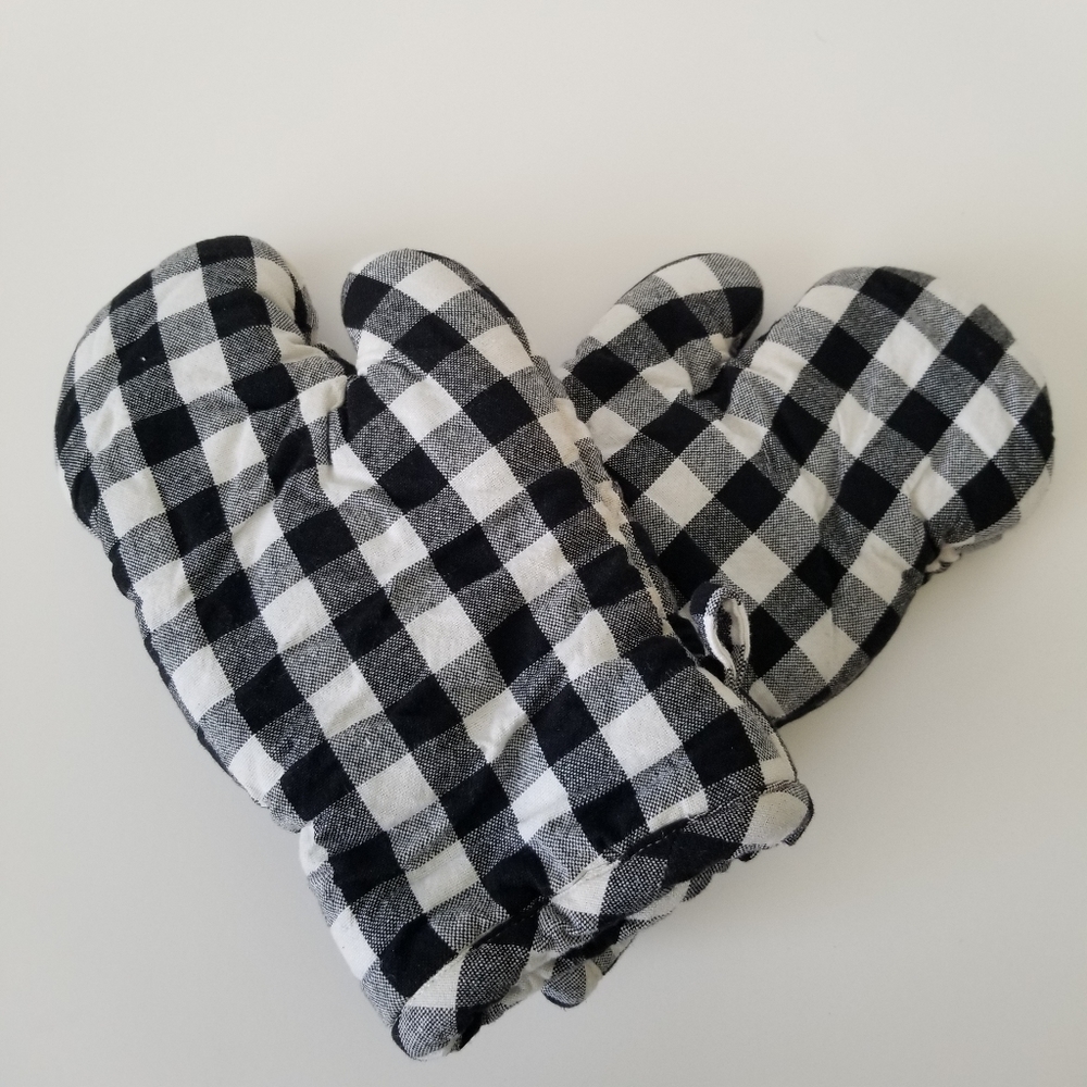 🚫SOLD🚫Black Buffalo Checkered Oven Mittens